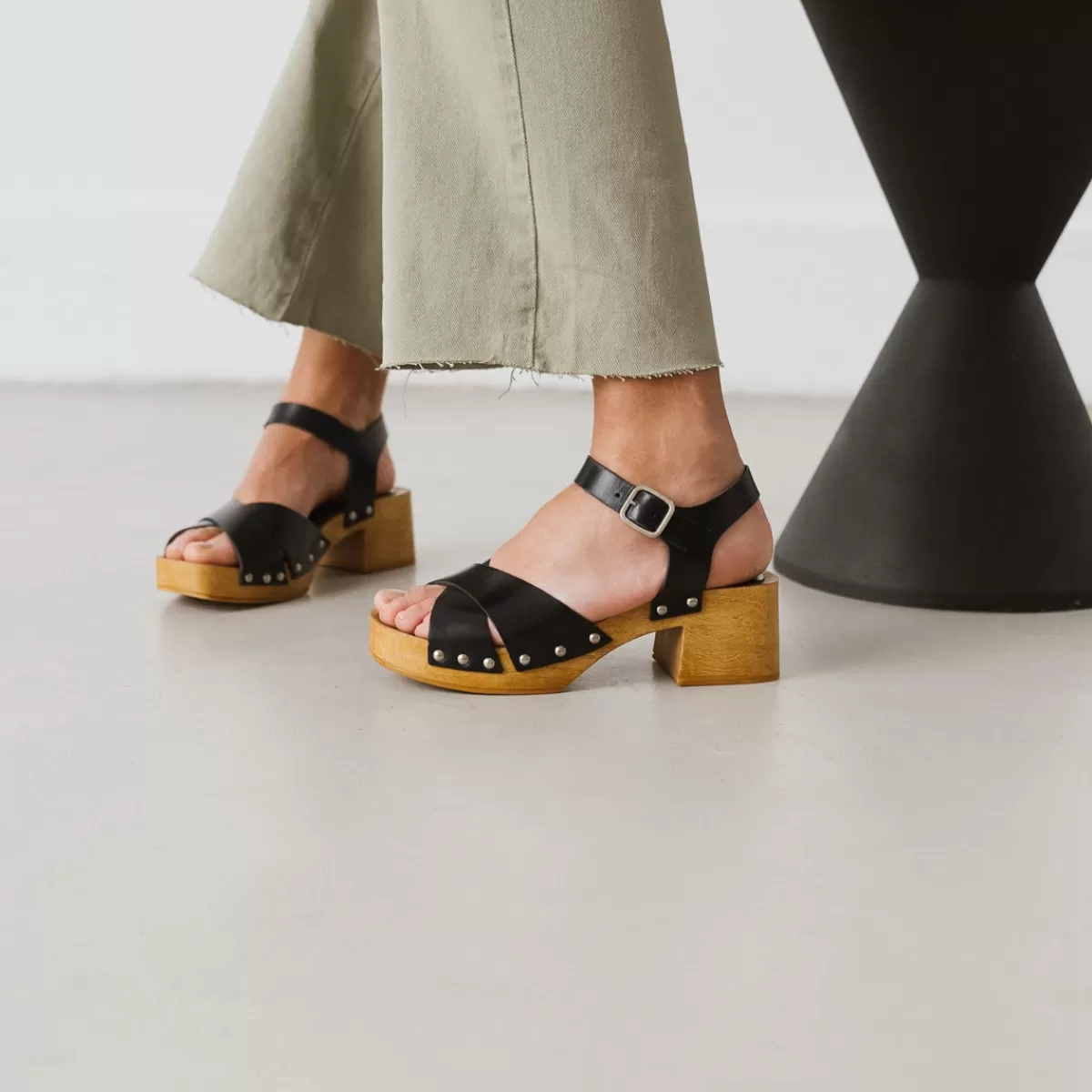 Cross-Strap Studded Sandals^jonak Sale