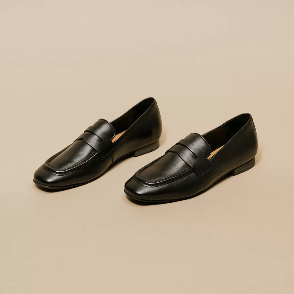 Loafers With Flat Heels And Round Toes^jonak New