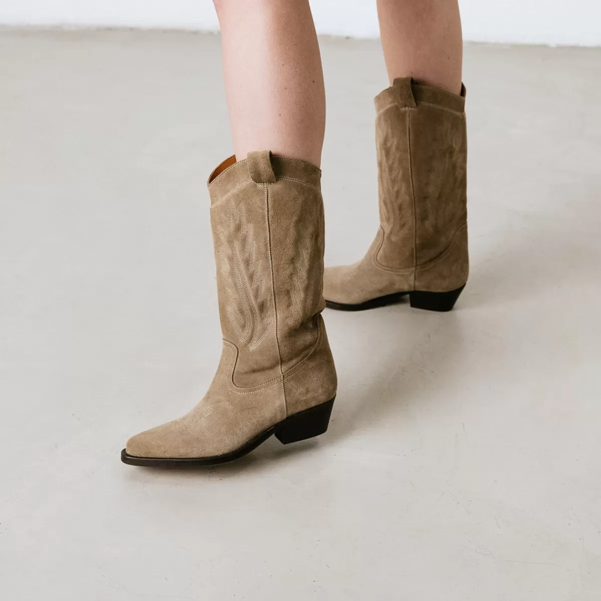 Pointed Toe Boots With Exposed Stitching^Jonak Online